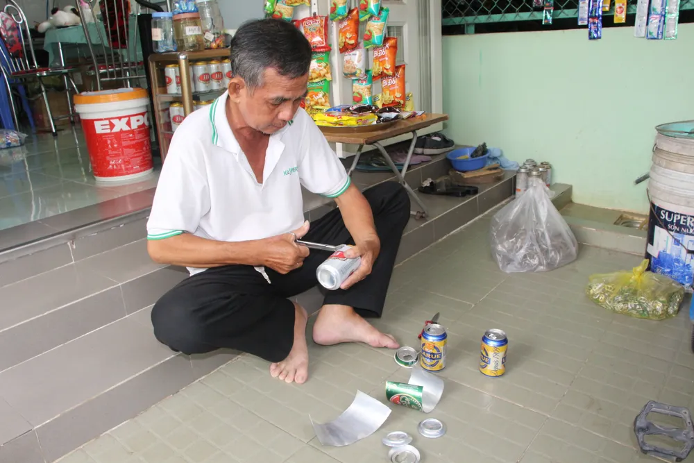 Cụ ông miền Tây biến vỏ lon thành đồ chơi 'độc' nuôi hai con hết đại học - ảnh 2