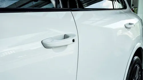 Porsche Cayenne phiên bản đặc biệt giá 5,3 tỉ đồng ảnh 5 Porsche Cayenne phiên bản đặc biệt giá 5,3 tỉ đồng tại Việt Nam - ảnh 5