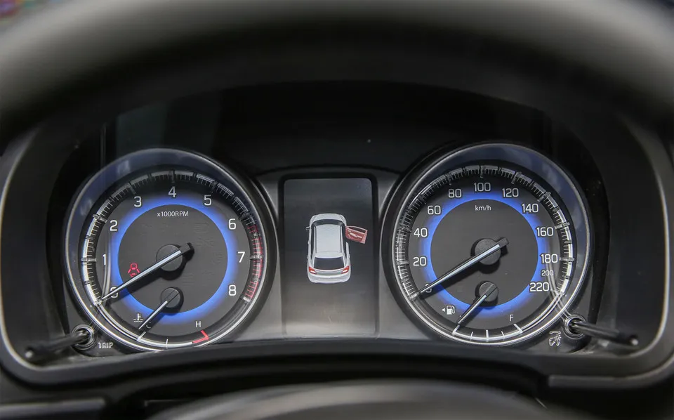 Cụm đồng hồ kết hợp đồng hồ analog và một màn hình nhỏ hiển thị thông tin. Hatchback 5 cua Suzuki Baleno gia chi hon 14.000 USD o Indonesia hinh anh 9