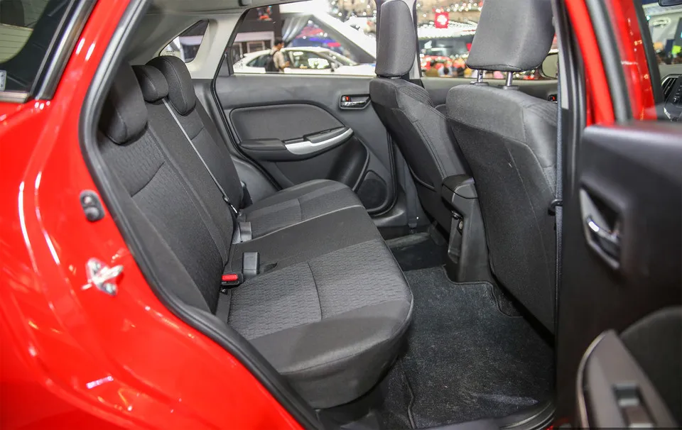 Hàng ghế sau với khoảng để chân khá rộng. Hatchback 5 cua Suzuki Baleno gia chi hon 14.000 USD o Indonesia hinh anh 10