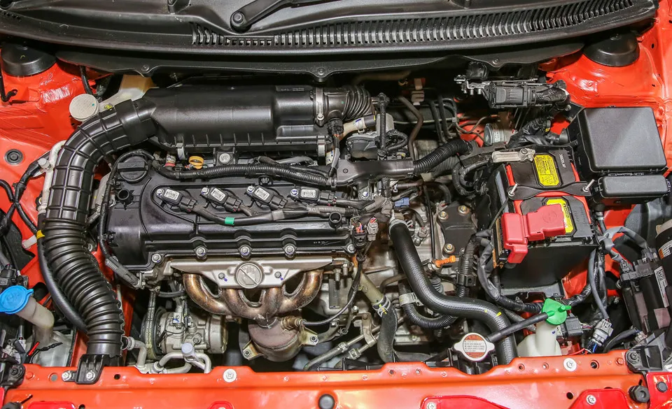 "Trái tim" của Suzuki Baleno là khối động cơ K14B tương tự như trên dòng Ertiga và Ciaz. Lựa chọn hộp số gồm số sàn 5 cấp hoặc tự động 4 cấp. Công suất tối đa của động cơ là 93 mã lực và mô-men xoắn cực đại 130 Nm. Hatchback 5 cua Suzuki Baleno gia chi hon 14.000 USD o Indonesia hinh anh 11