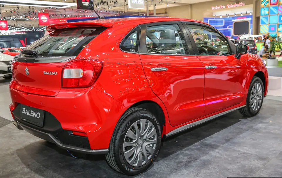 Suzuki Baleno là mẫu hachtback 5 cửa, được định vị cao hơn Suzuki Swift. Phiên bản bán tại thị trường Indonesia sẽ được điều chỉnh độ cao gầm lên 170 mm để phù hợp với nhiều điều kiện địa hình khác nhau. Hatchback 5 cua Suzuki Baleno gia chi hon 14.000 USD o Indonesia hinh anh 2