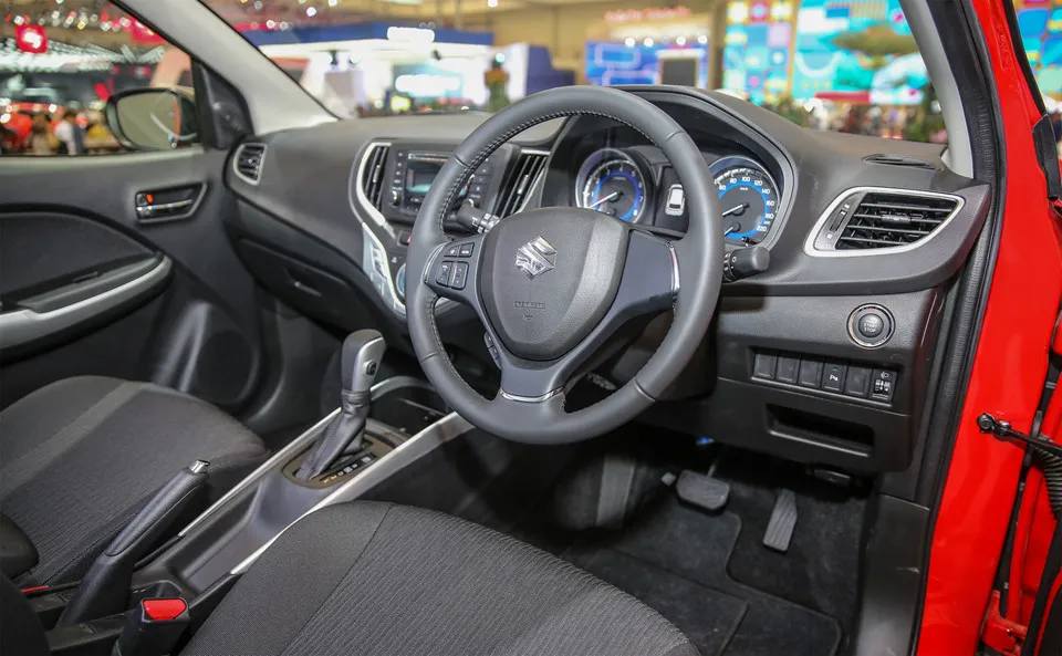 Nội thất của Suzuki Baleno với ghế ngồi sử dụng chất liệu nỉ, hệ thống điều hòa tự động, màn hình màu đa thông tin, nút bấm khởi động Hatchback 5 cua Suzuki Baleno gia chi hon 14.000 USD o Indonesia hinh anh 7
