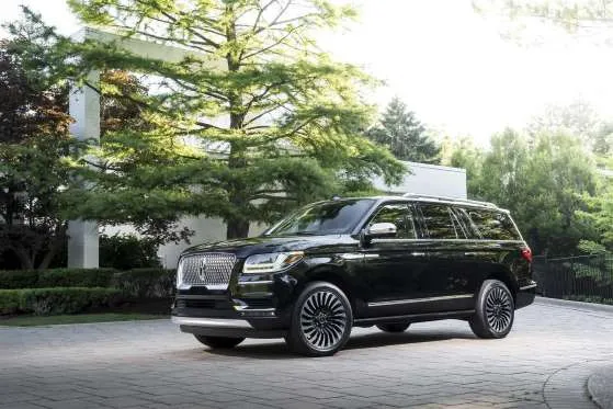 Lincoln Navigator 2018: SUV cỡ nhỏ là xu thế trong năm tới. Tuy nhiên, nếu bạn đang tìm kiếm một chiếc SUV cỡ lớn sang trọng thì Lincoln Navigator xứng đáng được bạn cân nhắc lựa chọn. Navigator là mẫu SUV 3 hàng ghế có chỗ để chân rộng nhất. Xe được trang bị động cơ tăng áp kép V6 mạnh mẽ. Navigator được bán với mức giá khởi điểm là 72.055 USD và sẽ có mặt tại các đại lý của Lincoln vào mùa thu năm nay. 10 mau SUV phien ban 2018 noi bat hinh anh 9