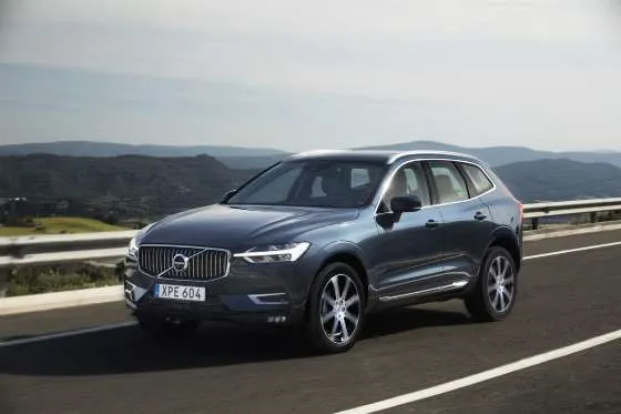 Volvo XC60 2018: XC60 là mẫu SUV nhỏ gọn khác được thiết kế lại vào năm 2018, thậm chí còn sang trọng hơn thế hệ trước. Volvo là mẫu xe hàng đầu về trang bị hỗ trợ người lái và công nghệ an toàn, và chiếc XC60 mới không phải là ngoại lệ. XC60 cũng có nội thất cao cấp và thoải mái. Nhà sản xuất đưa ra 3 loại động cơ giống phiên bản XC90. Volvo XC60 sẽ được bán ra từ tháng 8 với giá khởi điểm là 45.895 USD. 10 mau SUV phien ban 2018 noi bat hinh anh 10