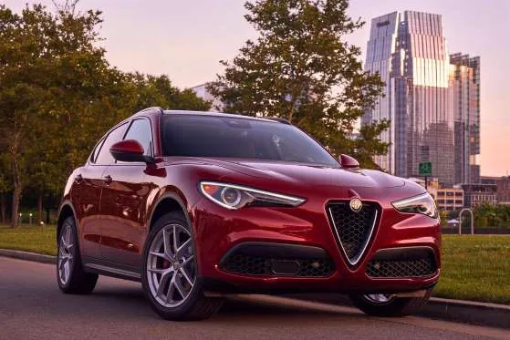 Alfa Romeo Stelvio 2018: Stelvio là mẫu SUV nhỏ gọn và sang trọng được ra mắt năm 2018 trong đội hình xe Alfa Romeo non trẻ. Tương tự nhiều mẫu xe khác cùng dòng, Stelvio dự kiến sẽ sở hữu khối động cơ có công suất mạnh mẽ hơn. Xe được nhiều chuyên gia đánh giá vận hành linh hoạt và khả năng tăng tốc rất tốt. Ngoài ra, thiết kế nội thất và ngoại thất là yếu tố làm cho mẫu xe nhỏ gọn này nổi bật giữa đám đông. Mức giá khởi điểm xe là 41.995 USD. 10 mau SUV phien ban 2018 noi bat hinh anh 1