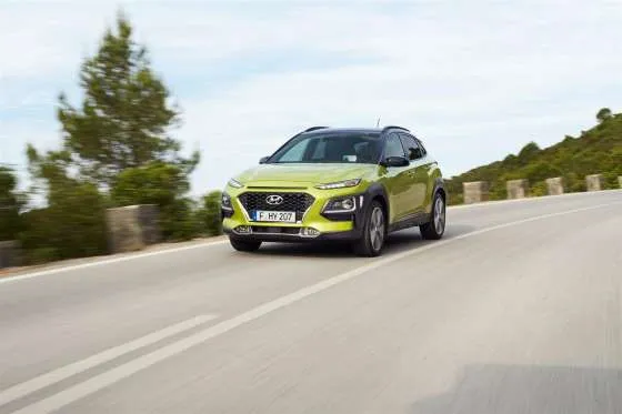 Hyundai Kona 2018: Phân khúc crossover nhỏ đang trong giai đoạn cạnh tranh khốc liệt. Tuy nhiên Hyundai vẫn vắng mặt trong trận chiến này cho tới khi xuất hiện mẫu Kona. Xe được thiết kế hoàn toàn mới với kỳ vọng trở thành mẫu xe dẫn đầu phân khúc với kiểu dáng phân cực giữa nóc xe và thân xe, nội thất rộng rãi. Xe có 2 tùy chọn động cơ là động cơ 4 xylanh cơ bản và động cơ tăng áp 4 xylanh. Kona sẽ ra mắt vào đầu năm 2018. 10 mau SUV phien ban 2018 noi bat hinh anh 7