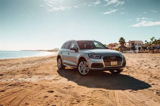 Audi Q5 2018: Audi Q5 được thiết kế lại hoàn toàn, sẽ là một trong những mẫu SUV sang trọng hàng đầu trong năm tới. Nhà sản xuất đưa ra nhiều sự lựa chọn an toàn và dễ sử dụng hơn cho hệ thống thông tin giải trí trên xe nhằm nâng cao chất lượng cabin. Q5 cũng có khả năng xử lý tốt, được hỗ trợ bởi hệ dẫn động 4 bánh tiêu chuẩn. Audi Q5 đã có mặt tại các đại lý xe với mức giá khởi điểm là 41.500 USD. 10 mau SUV phien ban 2018 noi bat hinh anh 3
