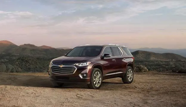 Chevrolet Traverse 2018: Mẫu SUV cỡ trung Traverse 2018 của Chevrolet được thiết kế lại với nhiều thay đổi như chỗ ngồi mới cao hơn, rộng hơn và dài hơn trước. Ngoài những các tính năng quen thuộc, xe được trang bị nhiều tính năng mới, có 2 tùy chọn động cơ là động cơ 4 xylanh tiêu chuẩn và động cơ V6 kết hợp với hộp số sàn 9 cấp với công nghệ start-stop giúp tiết kiệm nhiên liệu. Chevy Traverse mới sẽ bán ra vào cuối năm nay với giá khởi điểm 29.930 USD. 10 mau SUV phien ban 2018 noi bat hinh anh 5