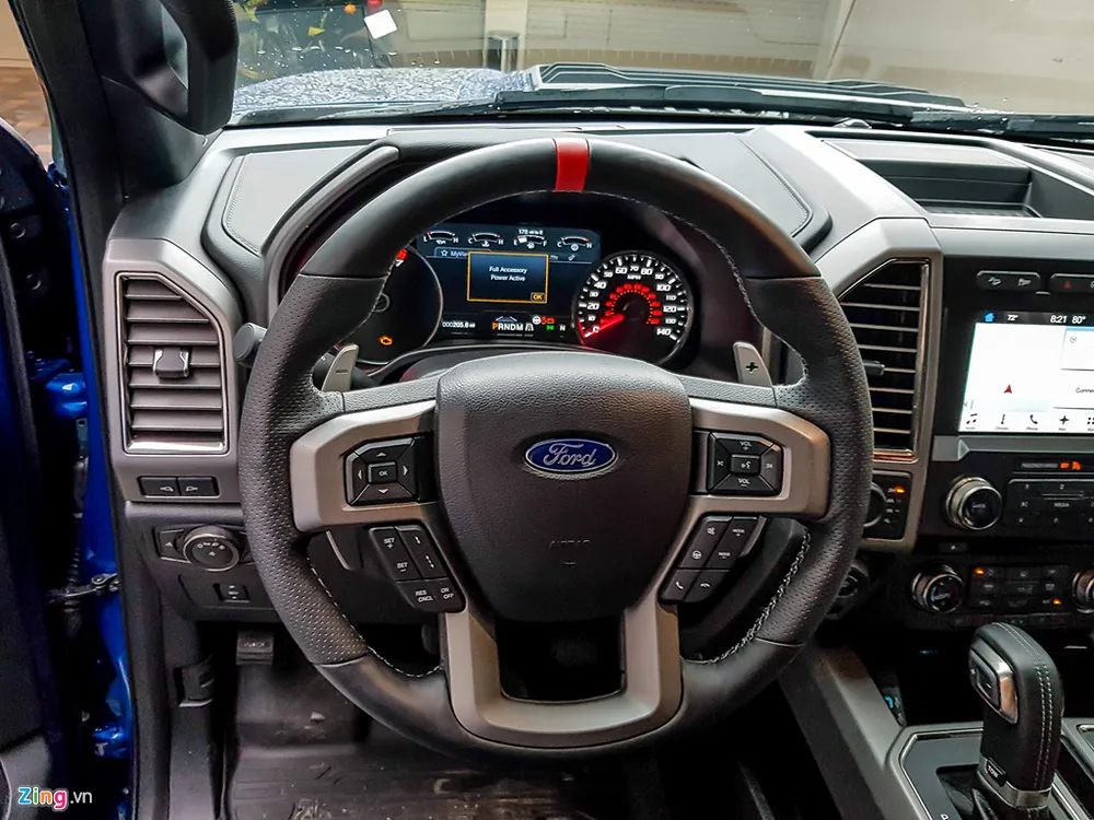 Tay lái tích hợp nhiều nút bấm và lẫy chuyển số sau vô-lăng. Hai xe ban tai tien ty Ford F-150 Raptor tai Sai Gon hinh anh 11