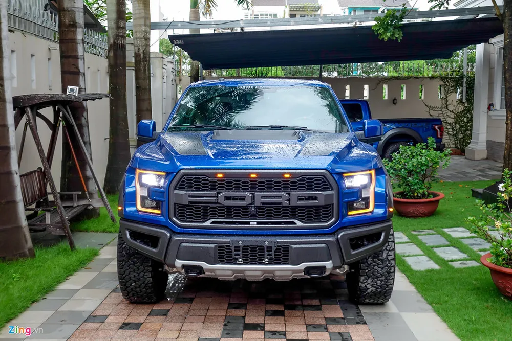 Ford F150 là mẫu bán tải cỡ lớn bán chạy nhất tại Mỹ. Phiên bản nâng cấp Raptor luôn là niềm mơ ước của những dân chơi. Hai chiếc mới xuất hiện tại Việt Nam là phiên bảnF-150 Raptor SuperCrew màu Lightning Blue. Hai xe ban tai tien ty Ford F-150 Raptor tai Sai Gon hinh anh 1