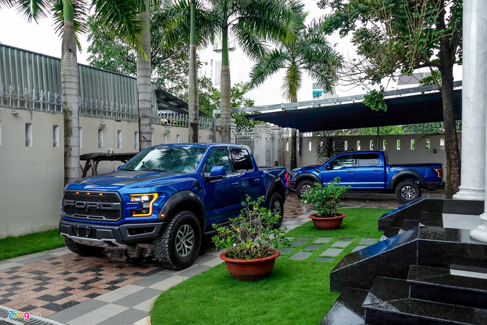 Tại Mỹ, F-150 Raptor có giá khởi điểm từ49.700 USD. Tuy nhiên nếu chọn đầy đủ trang bị, mức giá cao nhất có thể lên tới 70.000 USD. Hai xe ban tai tien ty Ford F-150 Raptor tai Sai Gon hinh anh 2