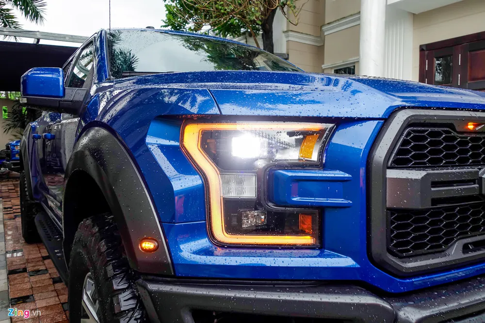 Hệ thống đèn pha LED bật/tắt tự động. Dải đèn LED định vị được thiết kế đẹp mắt. Hai xe ban tai tien ty Ford F-150 Raptor tai Sai Gon hinh anh 4