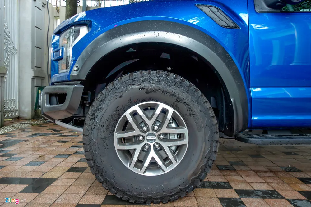 Xe được trang bị bánh gai vượt địa hình. Khoảng sáng gầm của mẫu xe này lên tới 238 mm. Hai xe ban tai tien ty Ford F-150 Raptor tai Sai Gon hinh anh 6