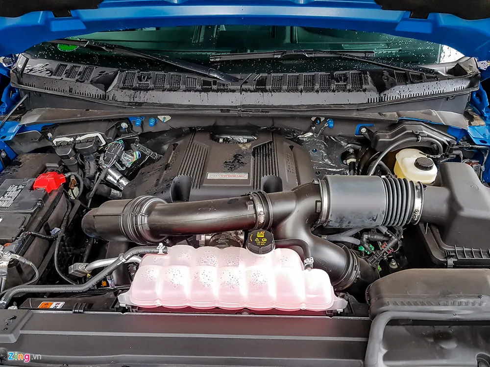 Xe được trang bị động cơ EcoBoost V6, 3.5 lít, công suất cực đại 450 mã lực tại 5.000 vòng phút, mô-men xoắn cực đại691 Nm tại 3.500 vòng/phút. Hộp số tự động 10 cấp. Hai xe ban tai tien ty Ford F-150 Raptor tai Sai Gon hinh anh 7