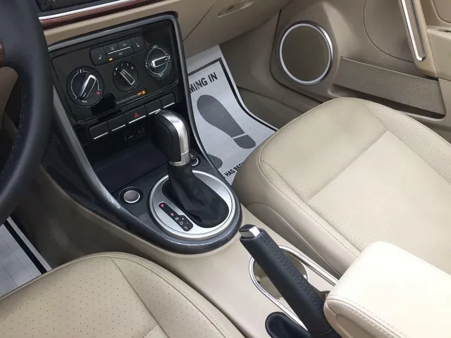 Con bọ Volkswagen Beetle Convertible 2017 cập bến Việt Nam - Ảnh 9.