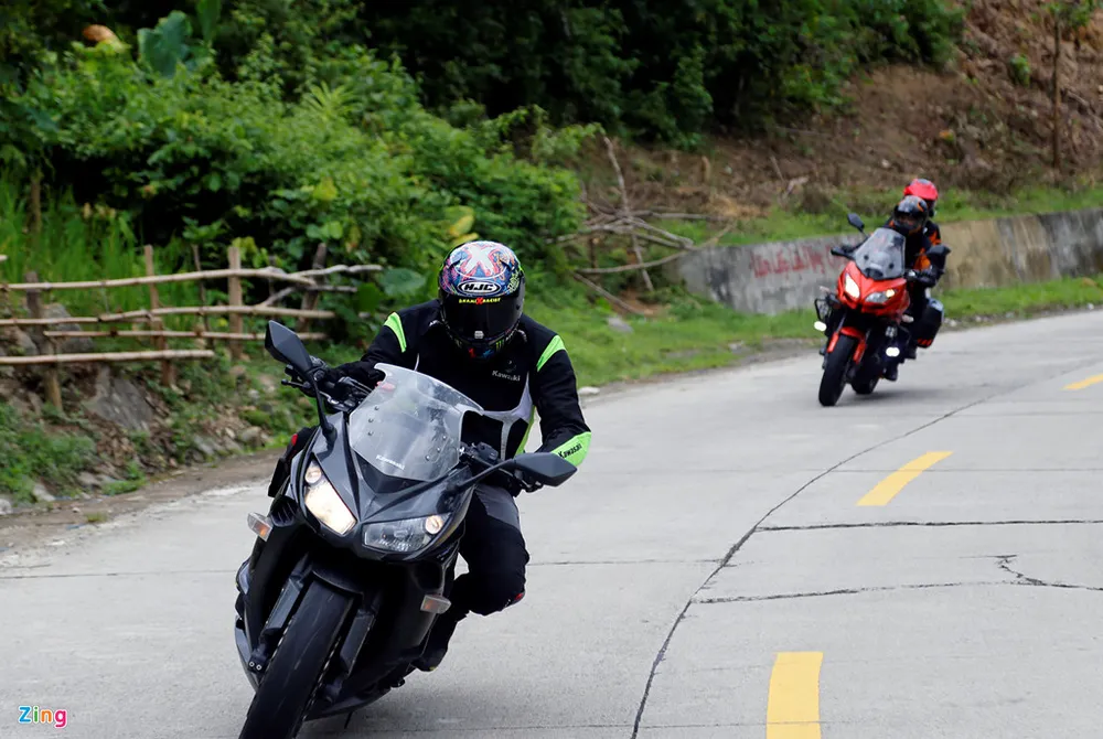 Winder Dhaliwal là biker người Malaysia giàu kinh nghiệm, đồng thời là kỹ thuật viên của Kawasaki Việt Nam. Trong hành trình này anh hỗ trợ dẫn đoàn và giúp giữ khoảng cách cũng như cự ly di chuyển an toàn. Hanh trinh 2.000 km xe doc mien Trung tren xe Kawasaki hinh anh 9