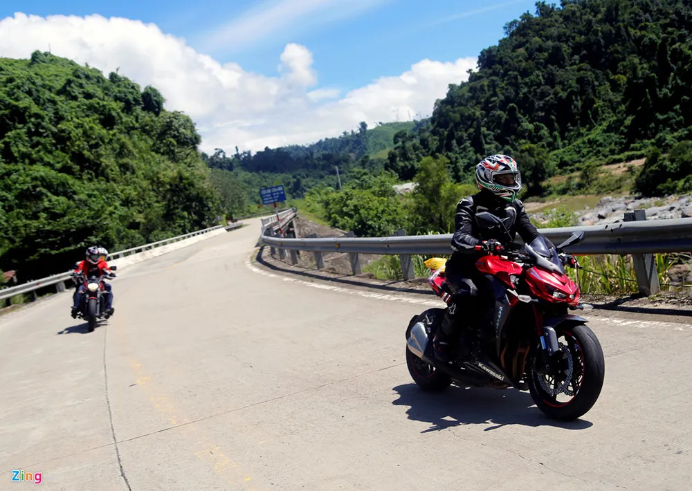 Khoảnh khắc di chuyển qua đèo Lò Xo. Đây là tuyến đèo nằm trên trục quốc lộ 14, thuộc địa phận huyện Đăk Glei, tỉnh Kon Tum. Đèo có chiều dài khoảng 20 km, có hướng từ Quảng Nam đi Kon Tum. Đây là tuyến đường ám ảnh với các tài xế đường dài tuy nhiên lại đem lại niềm phấn khích đối với các biker ưa mạo hiểm. Hanh trinh 2.000 km xe doc mien Trung tren xe Kawasaki hinh anh 10
