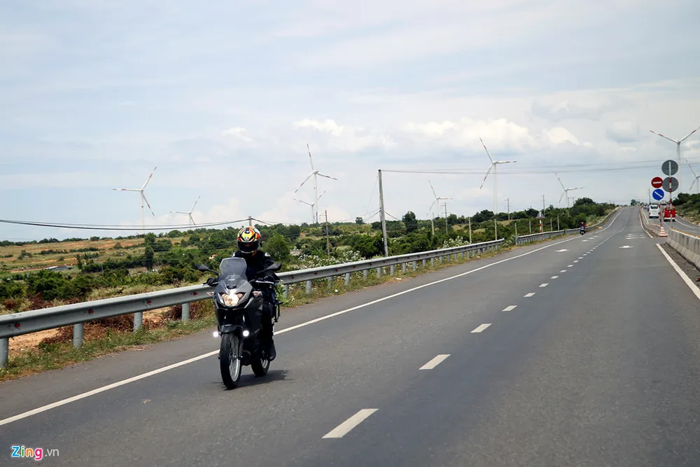 Nhà máy điện gió tại tỉnh Ninh Thuận là địa điểm "check in" thường xuyên của các biker. Hanh trinh 2.000 km xe doc mien Trung tren xe Kawasaki hinh anh 13