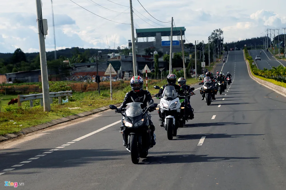 Hơn 20 biker xuất phát từ TP.HCM đi Đà Nẵng và quay trở về với tổng hành trình 1.900 km, trải qua 16 tỉnh thành. Cùng thời điểm, một nhóm biker cũng khởi hành từ Hà Nội để gặp nhau tại thành phố Đà Nẵng. Hanh trinh 2.000 km xe doc mien Trung tren xe Kawasaki hinh anh 1