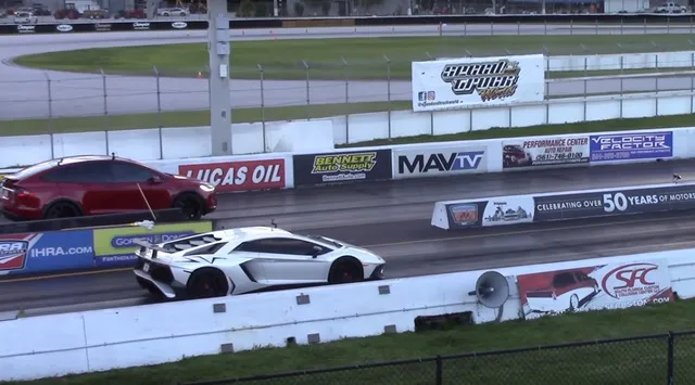 SUV điện Tesla Model X P100D cho siêu xe Lamborghini Aventador SV ngửi khói - Ảnh 2.