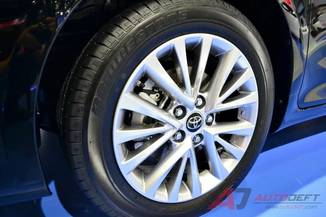 Toyota Camry 2017 được vén màn tại Đông Nam Á với trang bị tốt hơn - Ảnh 3.