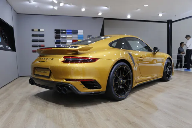 Porsche 911 Turbo S Exclusive Series có giá chỉ hợp với nhà giàu tại đất nước tỷ dân - Ảnh 2.