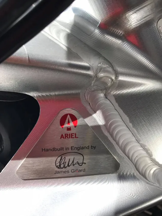 Siêu mô tô tiền tỷ Ariel Ace tái xuất trên phố Sài thành - Ảnh 3.