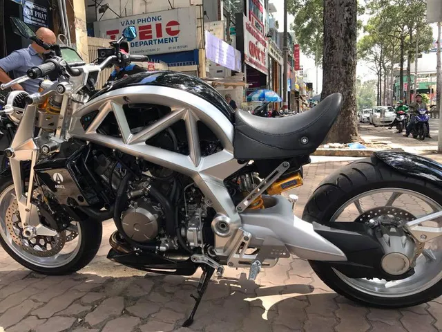 Siêu mô tô tiền tỷ Ariel Ace tái xuất trên phố Sài thành - Ảnh 1.