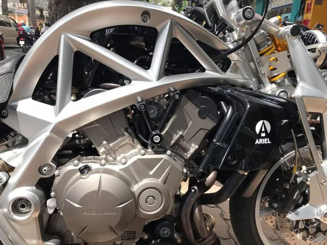 Siêu mô tô tiền tỷ Ariel Ace tái xuất trên phố Sài thành - Ảnh 4.