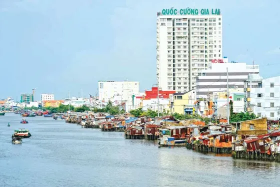 Dự án di dời các hộ dân sống ven và trên kênh rạch quận 8 được đầu tư theo hình thức PPP. Ảnh: LONG THANH