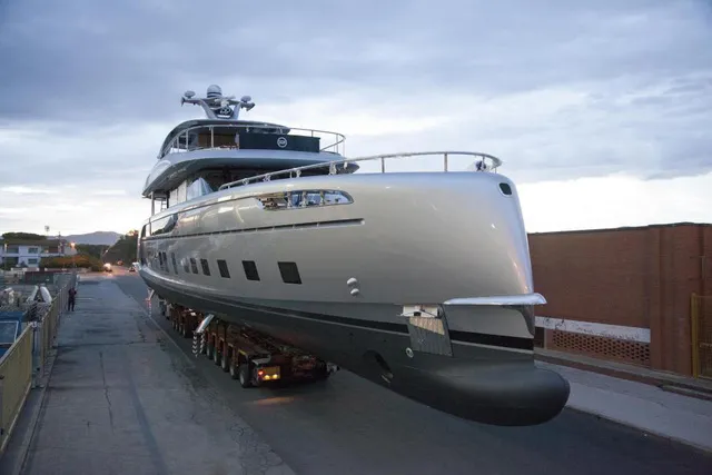 Cận cảnh siêu du thuyền mới hạ thủy trị giá 380 tỷ Đồng của Porsche - Ảnh 3.