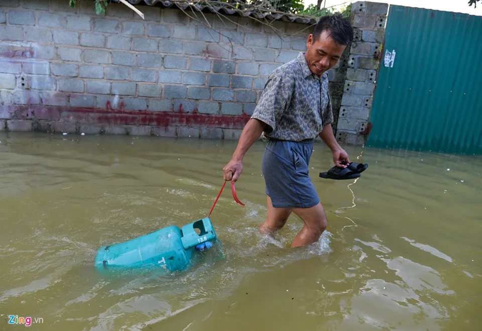 “Bình ga cũ vẫn còn nhưng tôi mua thêm bình nữa cho chắc, sợ mất điện bất thình lình lại không có cái thổi nấu”, ông Trình cho hay. Cuoc song dao lon vi nuoc lu tran vao nha hinh anh 15