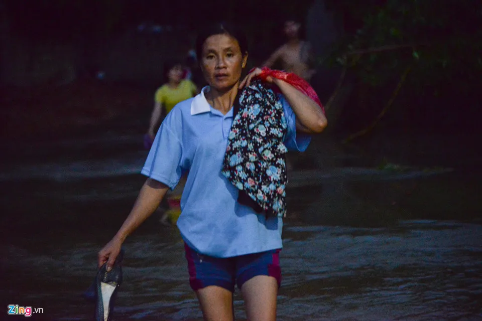 Nhiều người phải lội cả quãng đường xa để đi tắm rửa nhờ. Cuoc song dao lon vi nuoc lu tran vao nha hinh anh 18