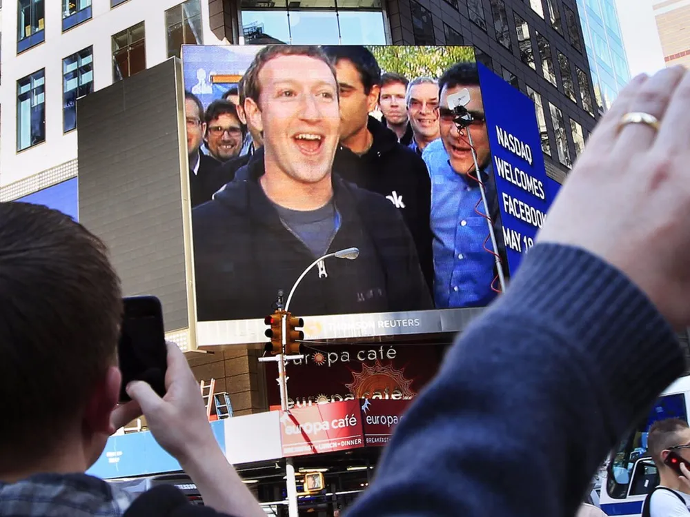 So huu 74 ty USD, CEO Facebook o biet thu nao, di xe gi? hinh anh 1