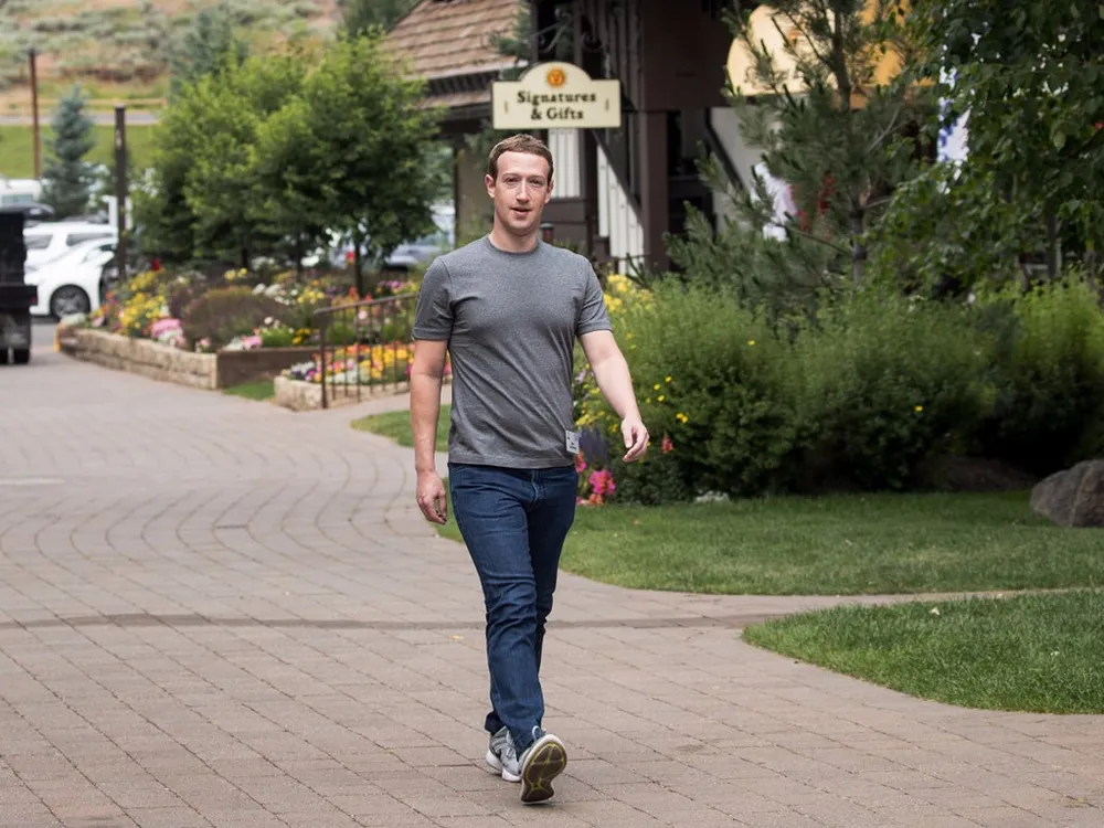 So huu 74 ty USD, CEO Facebook o biet thu nao, di xe gi? hinh anh 3