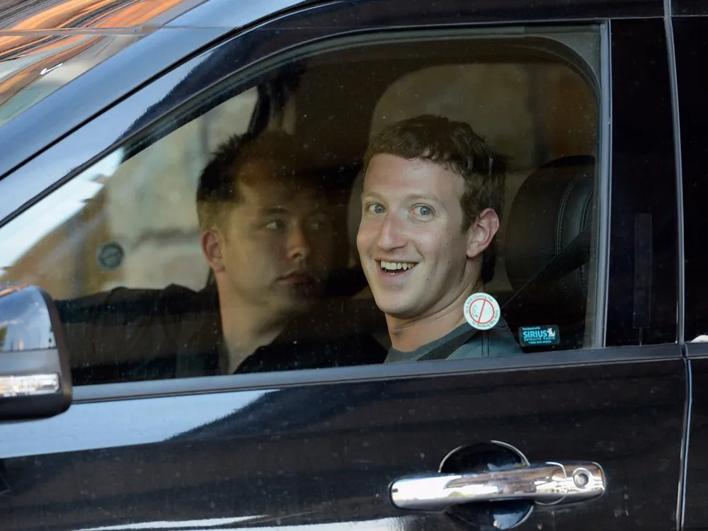 So huu 74 ty USD, CEO Facebook o biet thu nao, di xe gi? hinh anh 4