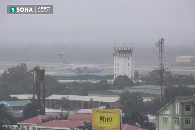 [NÓNG] Siêu vận tải cơ Boeing C-17 Globemaster III chở đoàn tiền trạm Mỹ tham dự APEC đã hạ cánh xuống sân bay Đà Nẵng - Ảnh 7.