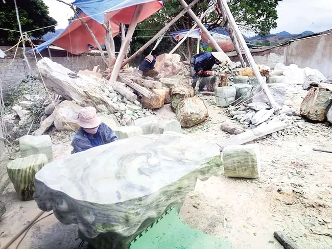 Đá mồ côi suối Giàng ảnh 1