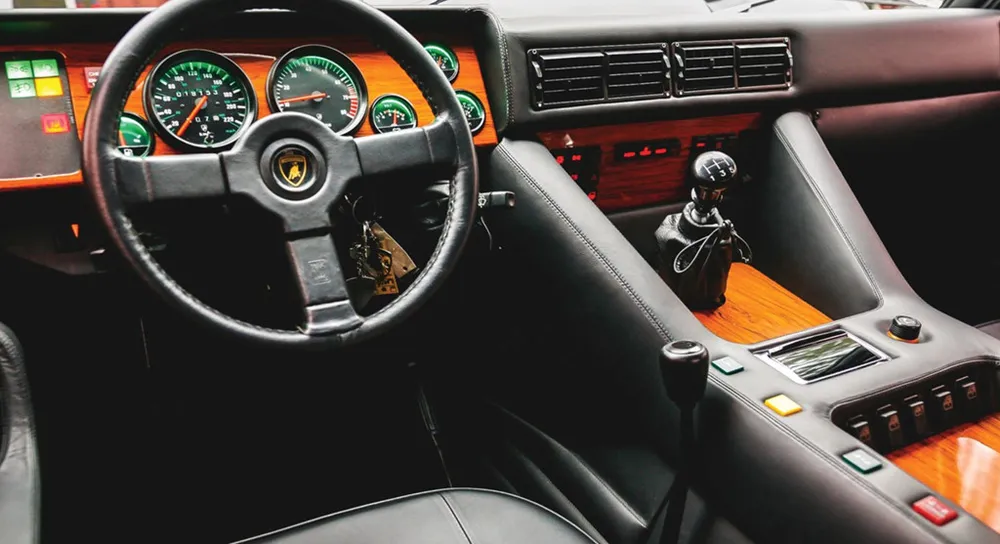 Sieu SUV hiem Lamborghini LM002 duoc ban gia 467.000 USD hinh anh 3