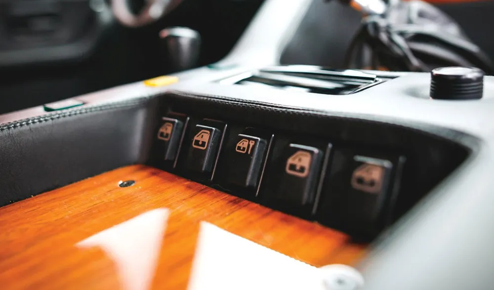Sieu SUV hiem Lamborghini LM002 duoc ban gia 467.000 USD hinh anh 10