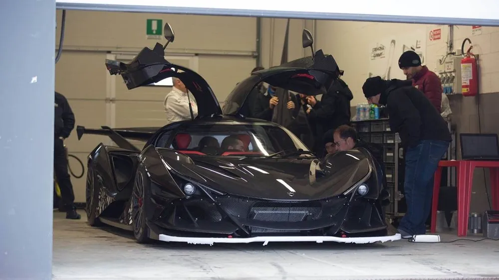 Siêu xe Apollo IE “tấn công” đường phố Hồng Kông ảnh 5