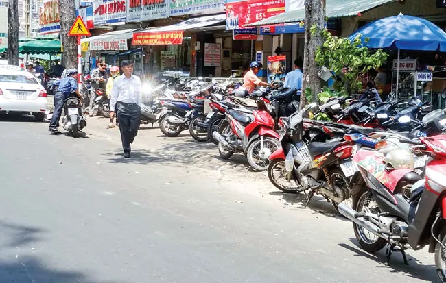 Tràn lan bãi xe trên vỉa hè ảnh 1