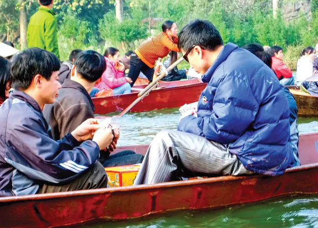 Muôn kiểu đỏ đen ảnh 1