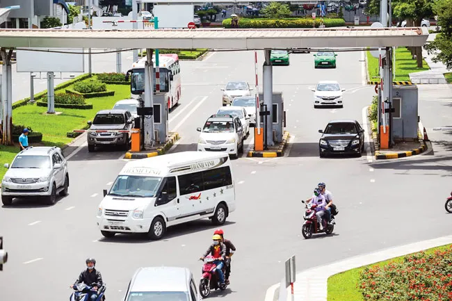 Bùng nhùng thu phí vào sân bay ảnh 1