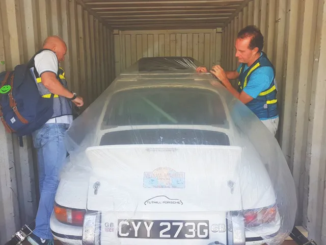 Loạt xe cổ đổ bộ từ Anh sang Việt Nam để chạy hành trình xuyên Đông Nam Á - Ảnh 12.