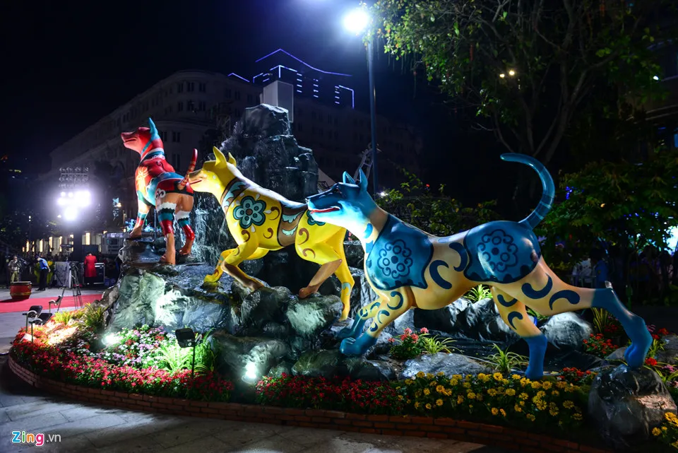 Hang nghin nguoi do ve duong hoa Nguyen Hue trong dem khai mac hinh anh 8