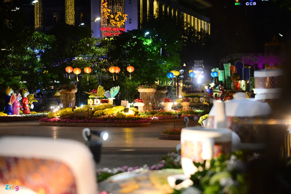 Hang nghin nguoi do ve duong hoa Nguyen Hue trong dem khai mac hinh anh 9