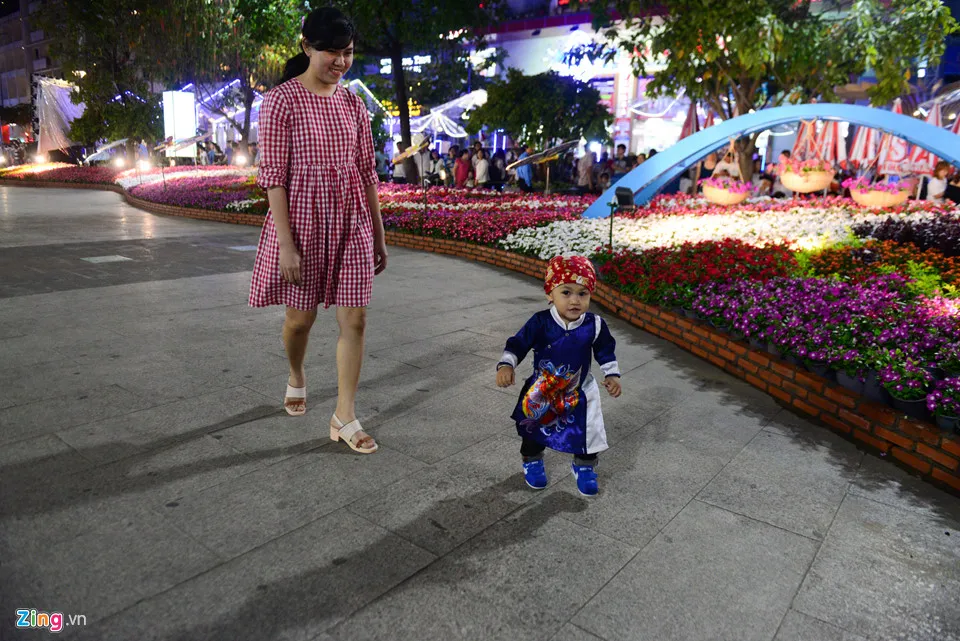 Hang nghin nguoi do ve duong hoa Nguyen Hue trong dem khai mac hinh anh 10
