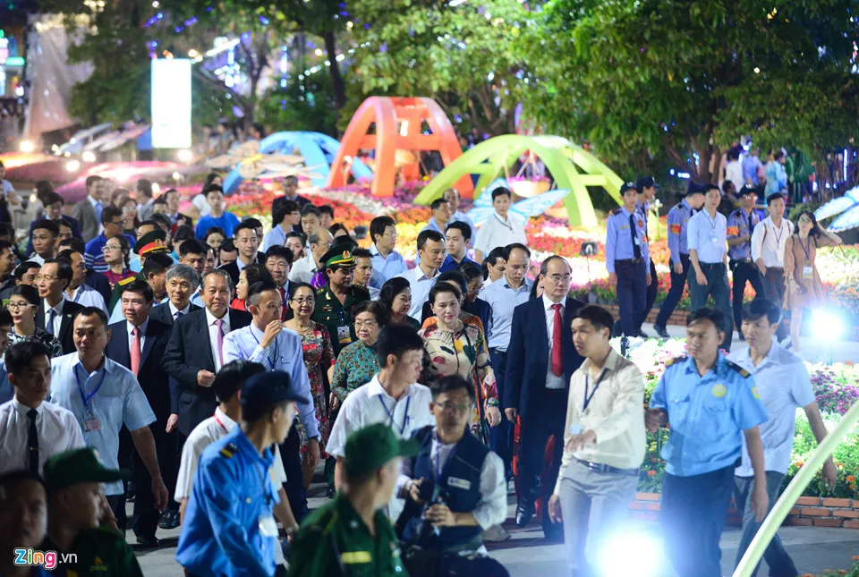 Hang nghin nguoi do ve duong hoa Nguyen Hue trong dem khai mac hinh anh 3